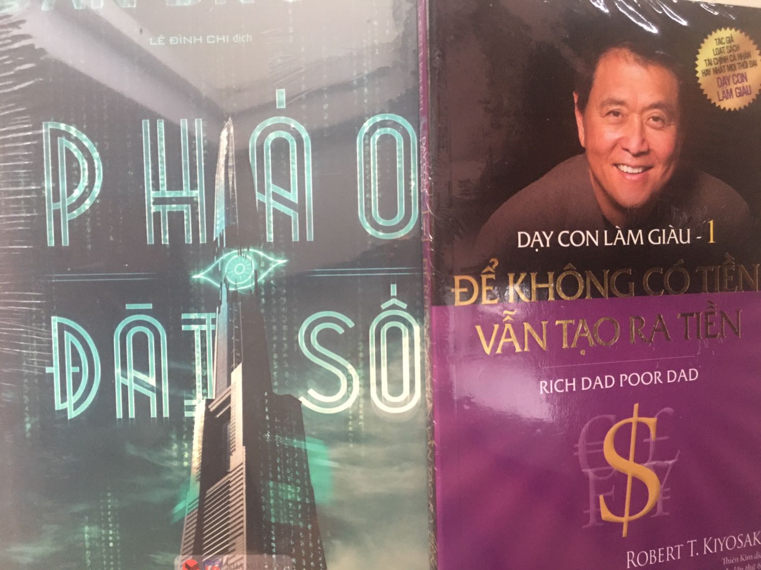 Mình không nghĩ sách dày như một cuốn từ điển. Không biết mình sẽ đọc xong trong bao lâu nhưng trước mắt khi nhận sách được bọc bookcare là mình đã ưng rồi. Cực thích cách làm việc này của Tiki. Chúc Tiki luôn thành công!