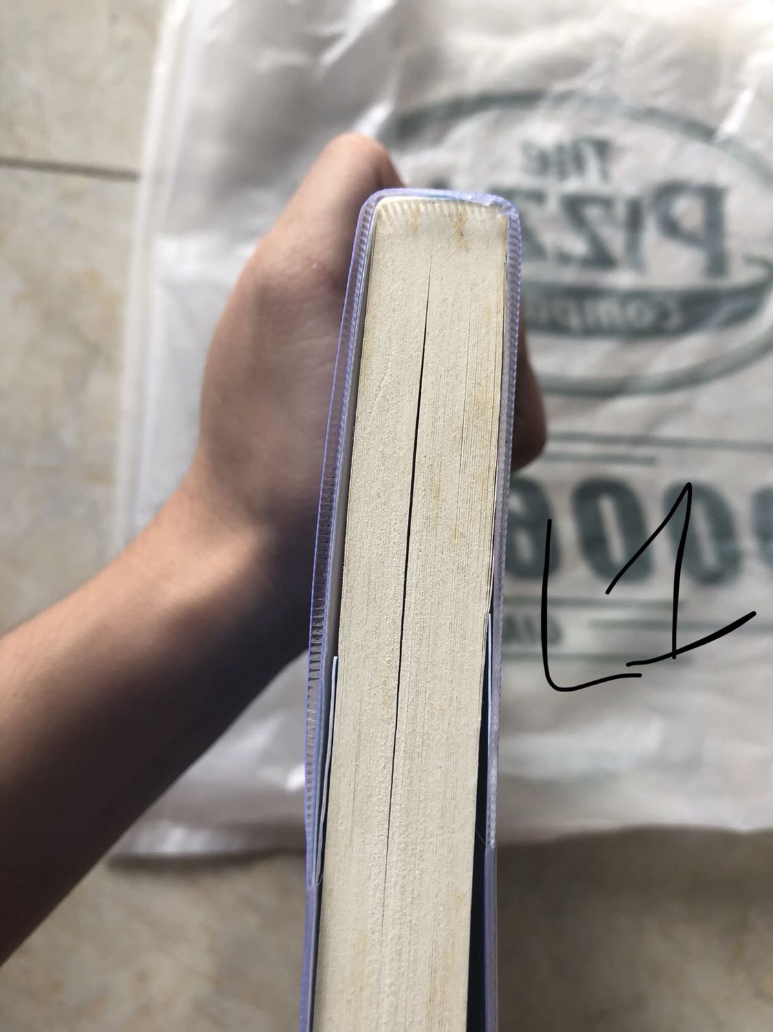 Mình nhận cuốn này vào ngày (1/11) sau khi ktra hàng thì sách rất bẩn, như kiểu vết ố, vết rỉ sắt hay gi đấy, rồi *** thằn lằn ối dồi ôi, m có phản hồi lại tiki ngay sau đó để được hỗ trợ đổi trả, và lần t2 mình nhận thì trong tgian đó mình quá bận nên mình tin tưởng tiki đổi trả thì chắc sp sẽ k có lỗi gi nên mình cũng k ktra, đến nay mình khui ra để đọc thì ôi thôi rất bẩn luon nha mn, mình có đính kèm ảnh lần 1 và lần 2 cho mn xem nha, vì chỉ đăng dc có 5 ảnh thoi, nhưng thực tế mấy chục tấm hình luôn nha mn, vết ố hai lần này nó khá là giống nhau mình nghĩ đây là lô hàng cũ chưa bán hết, mình xem trên bìa là in vào 2017 rất là lâu rồi, và hnay (27/11) m mới bóc ra và liên hệ lại tiki thì bên tiki bảo là chỉ hỗ trợ trong vòng 48h thoi nên vấn đề này mình k dc giải quyết, tr oi mình mua sách tiki rất là nhiều mà bh mình rất rất là thất vọng luôn, các bạn mua cuốn này nên CÂN NHẮC nha, nhìn k khác gi sách cũ, mình mất hứng đọc cuốn này luôn thực sự mà nói mình muốn vứt vào sọt rác dễ sợ 😡😡