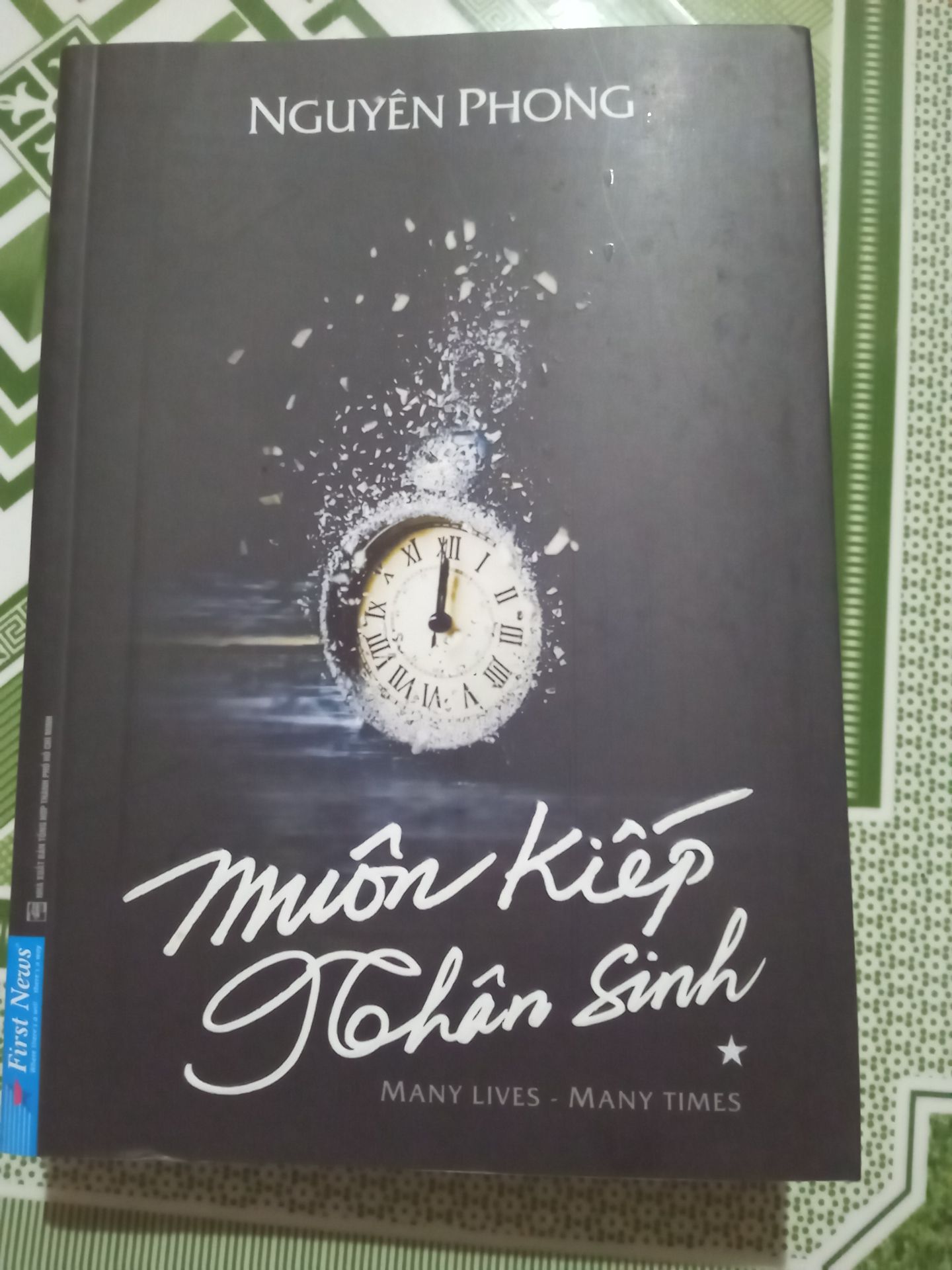 Mình nghĩ là các bạn nên chọn mua quyển to để đọc cho dễ nhe, mình nghĩ quyển này hợp để mua về sưu tầm hơn là đọc vì nó khá nhỏ để đọc nha (thật ra cũng ko quá nhỏ để các bạn ko đọc đc nhưng 1 đứa cận nặng như mình thì hơi khó thấy nha) Nhưng lúc mình mua thì mình thấy rẻ hơn quyển to với muốn mua quyển nhỏ để dễ bỏ mang đi và cũng lạ lạ nhưng mua về thì đọc muốn lồi mắt?. Cảm ơn MN đã đọc?