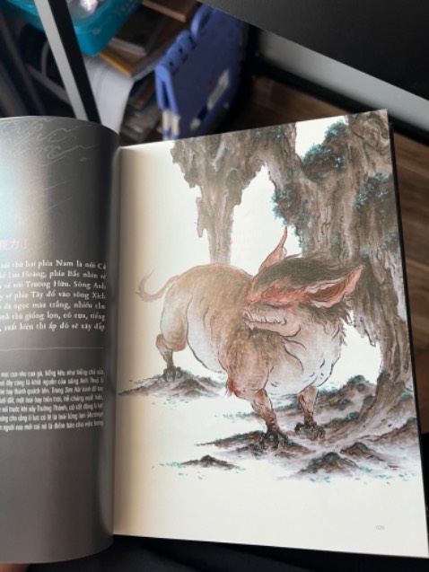 Đóng gói cẩn thận, ko bị hư góc, móp méo.
Được tặng 1 tấm postcard hình cửu vĩ hồ.
Minh hoạ màu hợp ý mình.