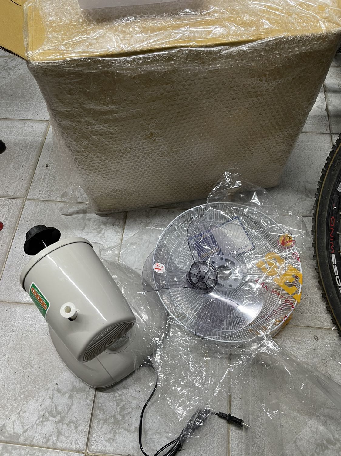 Mua hàng trên tiki mà phát sinh lỗi sản phẩm thì thôi, đợi tiki đổi trả mất rất nhiều ngày, nhà bán hàng này đóng gói ẩu, quạt này ko có thùng, nên lấy thùng giấy của quạt to hơn, trong thùng lỏng lẻo làm ép bể cánh quạt, đóng gói sản phẩm của mh bán mà ko có tâm chuý nào, đt tiki đợi cả tuần chưa đến thu đổi, tự đi ra ngoài mua 25k thay. Mua hàng trên tiki mà phát sinh lỗi sản phẩm thì thôi, đợi tiki đổi trả mất rất nhiều ngày, nhà bán hàng này đóng gói ẩu, quạt này ko có thùng, nên lấy thùng giấy của quạt to hơn, trong thùng lỏng lẻo làm ép bể cánh quạt, đóng gói sản phẩm của mh bán mà ko có tâm chuý nào, đt tiki đợi cả tuần chưa đến thu đổi, tự đi ra ngoài mua 25k thay.