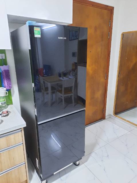 Giao hàng nhanh và bạn nhân viên rất thân thiện nha. 5 ☆ cho nhà bán
Về phần tủ lạnh thì giá cả hợp lý, kiểu ngăn đá bên dưới thì mình thích lâu rồi nên thấy là chộp liền luôn. Và 5☆ cho em lạnh này nha