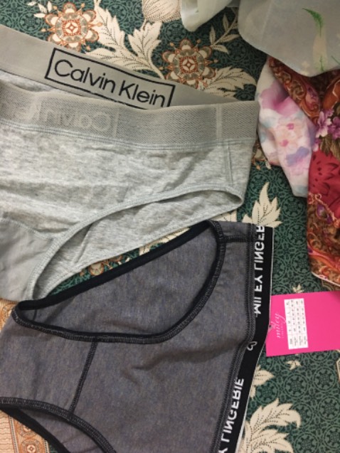 Chất liệu vải ok đó. Mềm mại. 53kg mua size M mặc cũng vừa người (thiệt ra tui mua size L mà shop giao size M). So với cái quần calvin klein tui mua 700k thì quần này có chất liệu y chan là 95% cotton và 5% spandex. Nhưng cảm giác khác lắm, quần ck mỏng nhẹ nên có vẻ thoáng hơn và đường may mềm mại hơn rất nhiều. Nhưng mà bù lại thì giá quá là ổn.