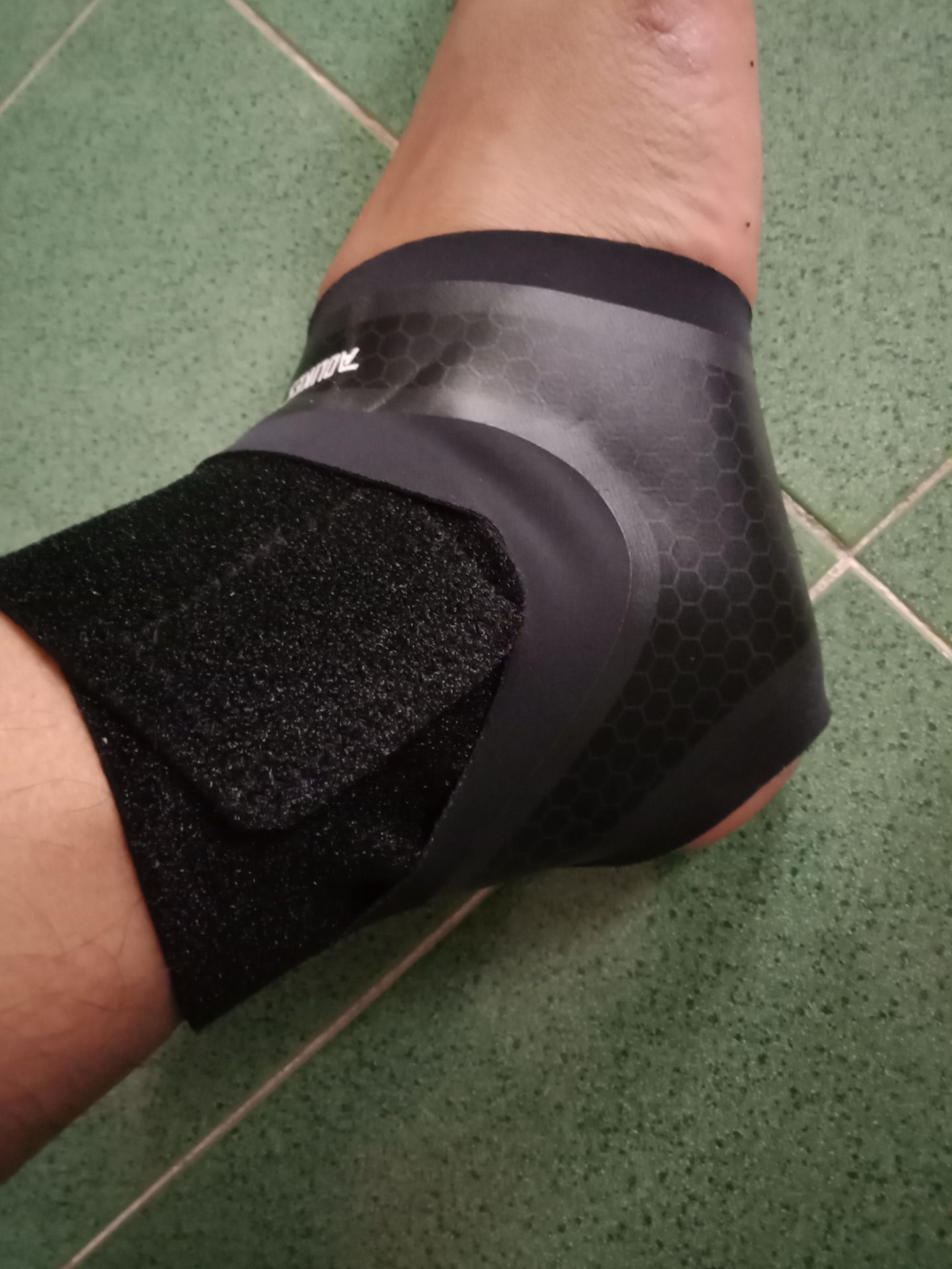 mình cao 1m68, nặng 68kg, sử dụng size L thấy hơi rộng, cảm giác đai ko ôm chắc chân. Đã chạy bộ xong xuôi mới review