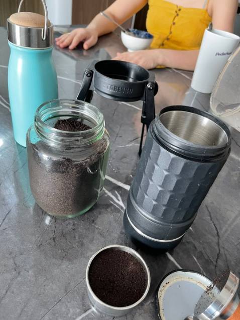 Inbox hỏi 1 mà trả lời 10 quá chu đáo, mua về pha lần đầu có thắc mắc quay sang hỏi lại vẫn niềm nở trả lời. Đóng gói kĩ, ship nhanh mua dịch và cảm ơn món quà tặng của shop, máy ép không ra hết nước còn tầm 3 4% trong cafe không phải lỗi vì được chính hãng và shop giải thích rõ ràng.