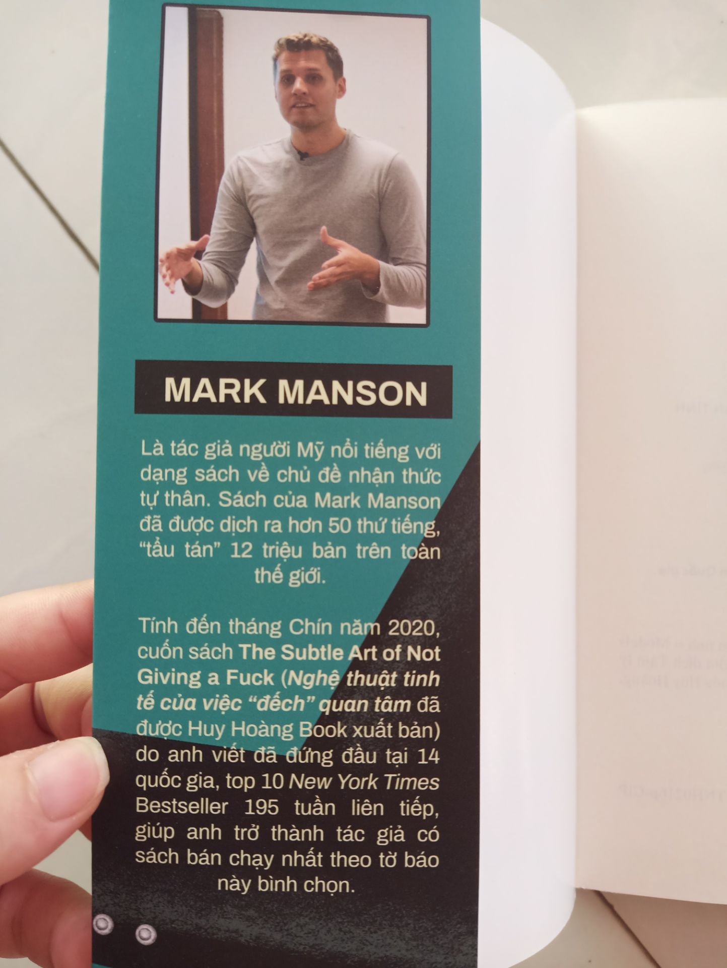 Mặc dù là nữ nhưng mà đọc rất thú vị. Kiểu xem cánh đàn ông các anh nghĩ gì về chị e phụ nữ chúng tôi ý. ? Và đương nhiên yêu đương là chuyện của cả nam và nữ. Và thật bất ngờ là anh Mark rất hiểu về phái yếu chúng tôi đấy. Các anh nên đọc chúng và đừng hành động một cách *** ngốc như những người bạn với chúng tôi làm gì.