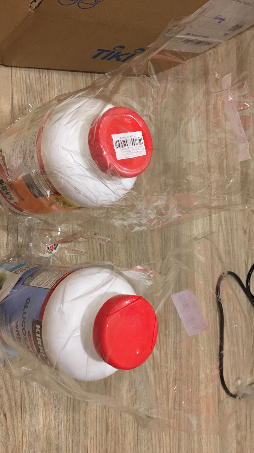 Trên bịch nilon shop bọc ngoài cái hũ vit C thì ngày sản xuất là 01/2021 và hsd là 01/2025, là 4 năm, còn trên hũ nhãn tiếng Việt thì ghi thời hạn sử dụng là 36 tháng kể từ ngày sản xuất. Được cái là hũ vit C có seal nilon trên miệng hũ, còn hũ glucosamine thì ko có seal nilon này.