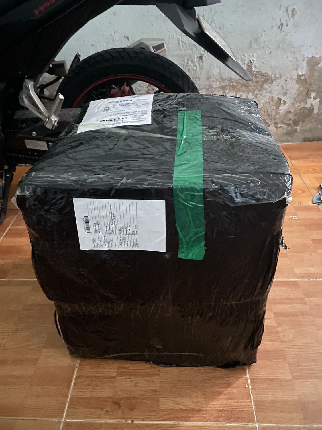 Mới nhận được sản phẩm chắc chắn, đẹp, rất ưng với sản phẩm. Phụ kiện đi kèm đều là inox và đầy đủ như quảng cáo. 
Máy chạy rất êm, khi tắt máy vẫn chạy thêm một chút để thổi hơi nóng ra trước khi tắt hẳn.
Admin tư vấn rất nhiệt tình. 
Tuy còn một sô tiểu tiết nhỏ, như chỉ đi kèm chỉ có 3 ốc vặn để cố định các thiệt bị vào thanh quay, hơi bất tiện nhưng ko ảnh hưởng.
Chưa biết chất lượng ntn và có bền không, nhưng trước mắt vậy là rất hài lòng. Mới nhận được sản phẩm chắc chắn, đẹp, rất ưng với sản phẩm. Phụ kiện đi kèm đều là inox và đầy đủ như quảng cáo. 
Máy chạy rất êm, khi tắt máy vẫn chạy thêm một chút để thổi hơi nóng ra trước khi tắt hẳn.
Admin tư vấn rất nhiệt tình. 
Tuy còn một sô tiểu tiết nhỏ, như chỉ đi kèm chỉ có 3 ốc vặn để cố định các thiệt bị vào thanh quay, hơi bất tiện nhưng ko ảnh hưởng.
Chưa biết chất lượng ntn và có bền không, nhưng trước mắt vậy là rất hài lòng.