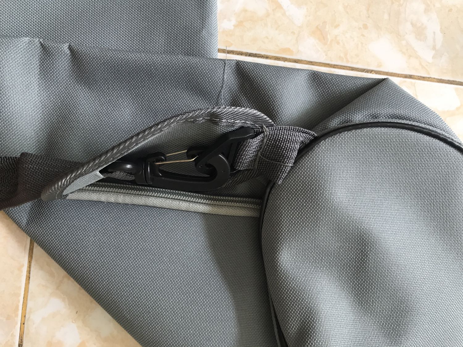 Sản phẩm được khuyến mãi mua với giá 75k, nhìn chung sản phẩm tương xứng với giá tiền, không thể gọi mua hàng tốt với giá khuyến mãi. Dây kéo mượt, chất vải bình thường, bên trong bị dập gãy nhiều (như hình). Miếng đệm trên dây đeo chỉ để làm kiểu vì mỏng nên không thể hỗ trợ chống mỏi gì. Giao hàng lâu, hộp méo mó. Sản phẩm được dán niêm phong trên bao bì & đính kèm theo bưu thiếp cảm ơn khá lịch sự.