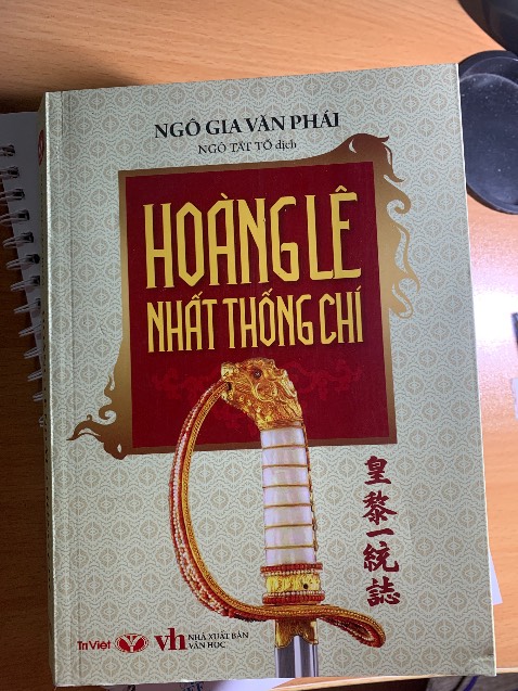 mọi người nếu có nghiên cứu học thuật lưu ý như sau: sách chia ra làm 20 chương (nguyên tác là 17hồi) sẽ không có câu thơ mở đầu các chương, bố cục rất không giống nguyên tác