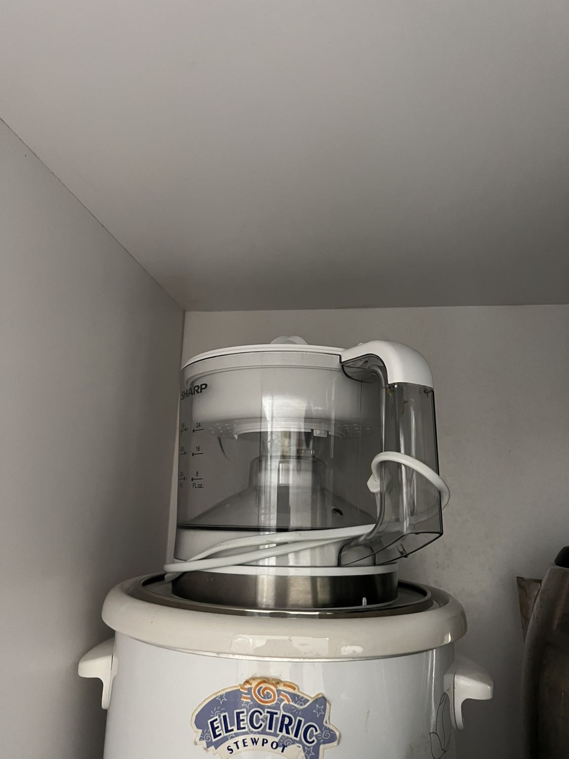 Máy sử dụng tốt, giá rẻ nhưng mà mình lỡ quăng cái núm vắt cam vô thùng rác nên phải mua thêm cái máy mới, cái này mình để trong góc tủ luôn. Các bạn sử dụng đừng ẩu như mình