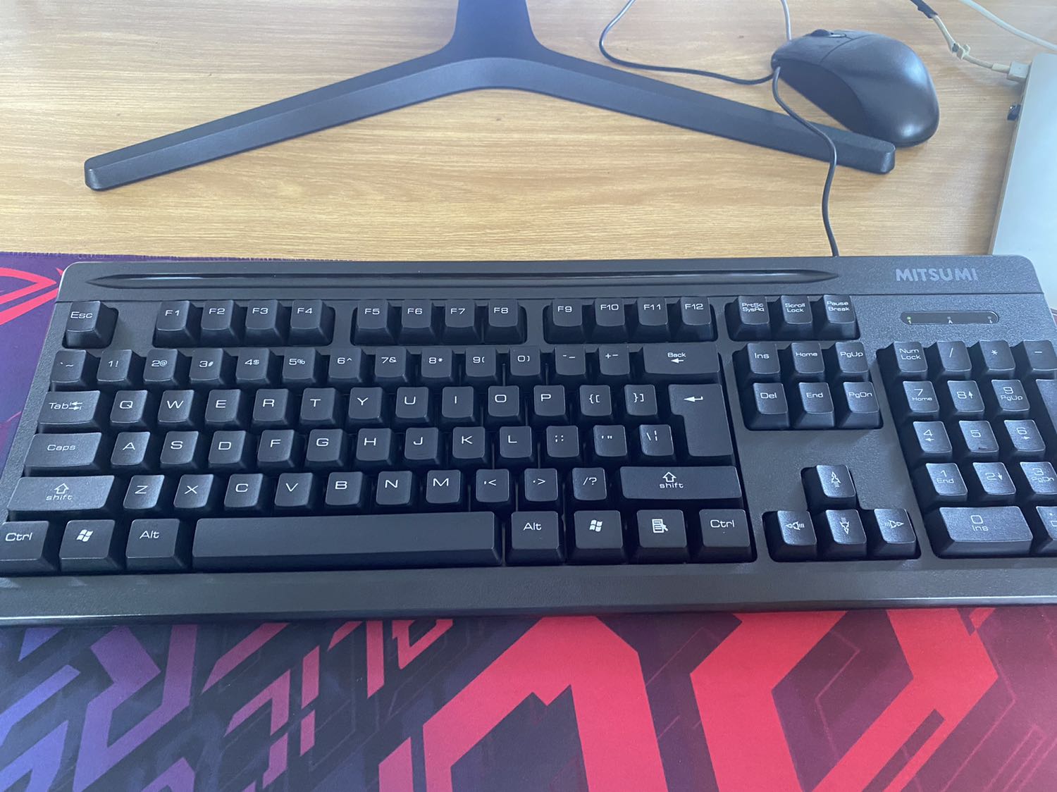 Bàn phím êm. Gõ nhẹ tay. Mềm. Không ồn. Thích mitsumi cả chục năm nay.