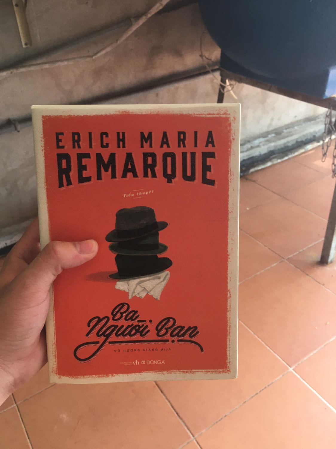 Lúc trước mình có nghe qua tên Remarque qua cuốn tiểu thuyết Phái Tây không có gì lạ và Thấy tác giả này xuất hiện khá nhiều nên mình cũng tò mò tìm đọc thử không ngờ qua một vài trang mình khá thích lối viết của tác giả nên quyết định mua một số cuốn để đọc.

Nhận xét về sản phẩm
Ưu điểm: sách khá dày nhưng lại giá lại phải chăng, bên ngoài có lớp áo để bảo vệ sách bên trong
Khuyết điểm: chất liệu giấy sách hơi thô ráp - nhưng không thể đồ hổ nhiều khi năm xuất bản là 2015

Kết luận: Dù sao đi nữa mình rất ưng ý về sản phẩm lần này