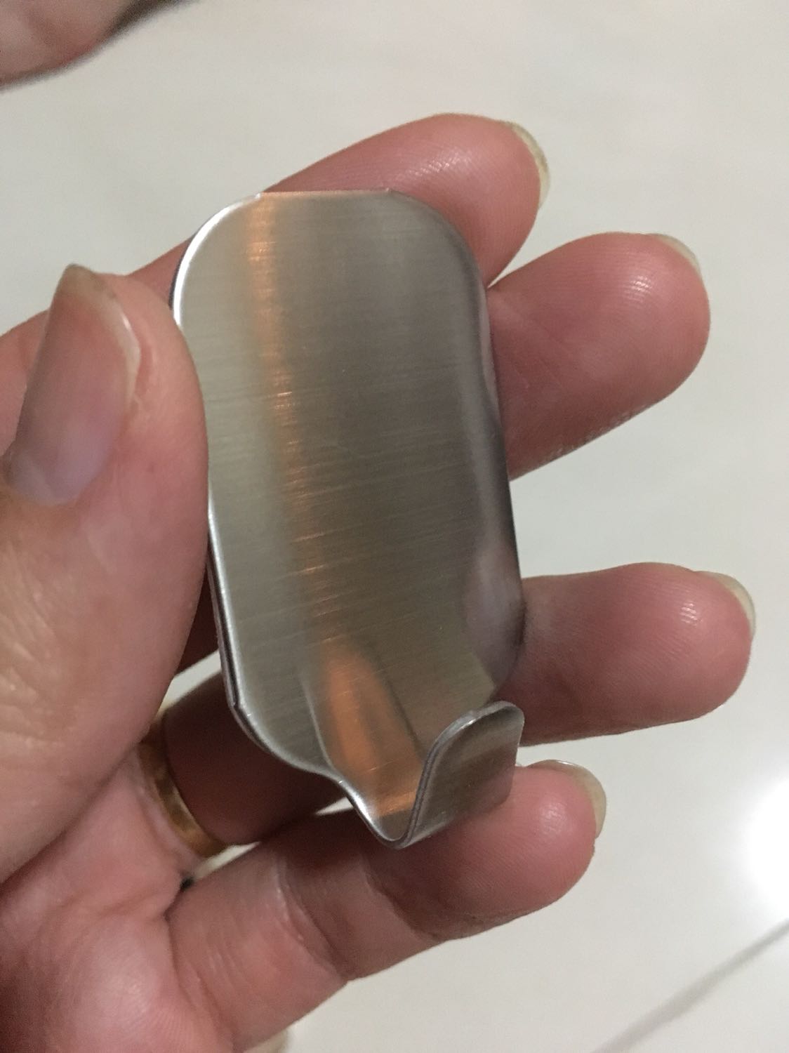 Nhỏ, gọn, đẹp.
Ngoài dán gạch men or kính như khuyến nghị, mình dán tường để treo đồng hồ cũng được nữa.