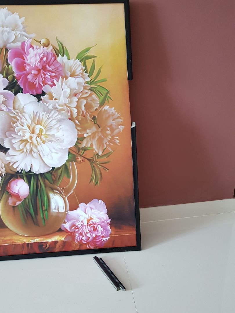 khung tranh rất yếu ớt, khung đã bi gãy khi bóc ra , sản phẩm kém chất lượng ,