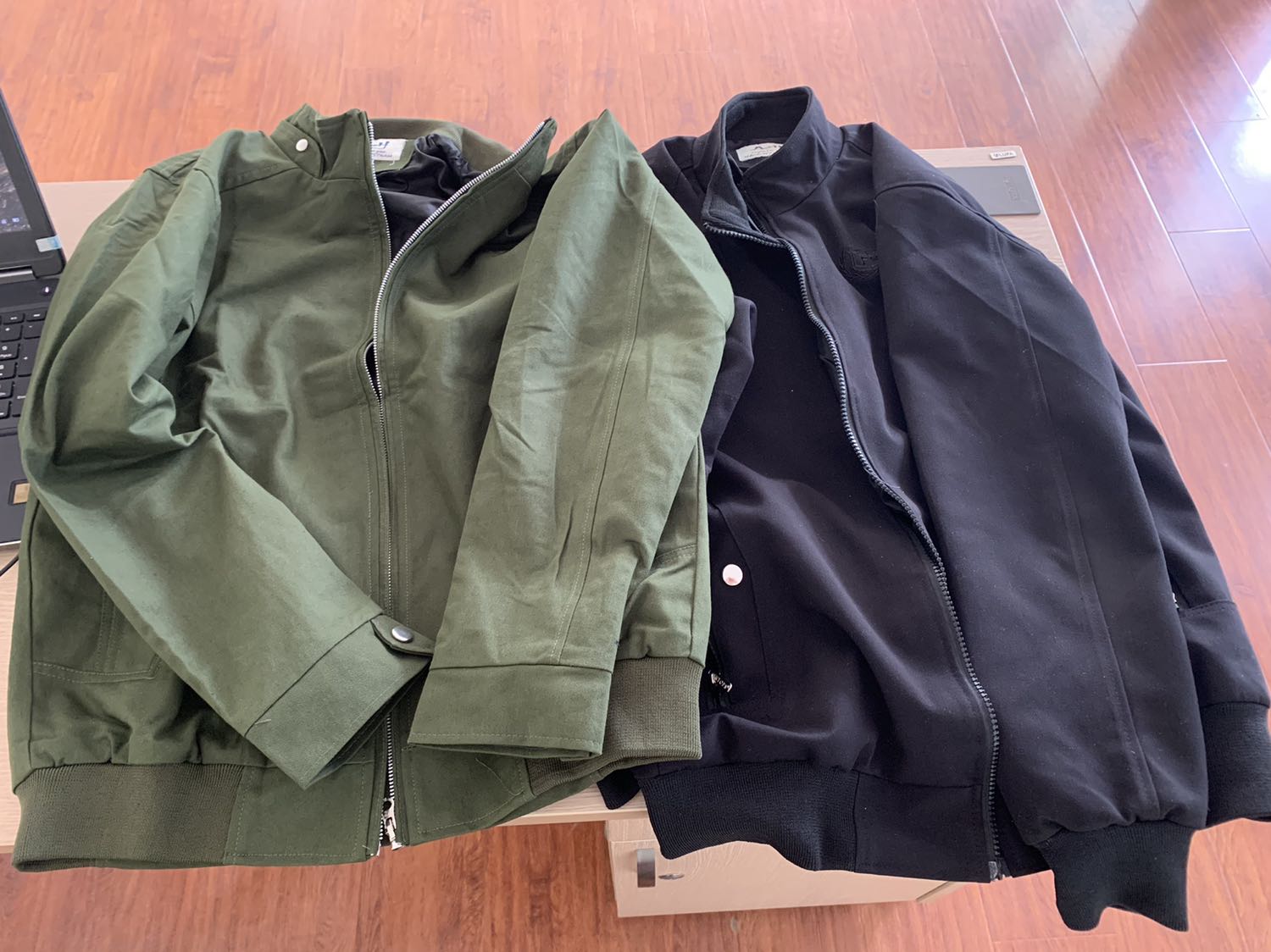 Mua hàng lần 2.
Lần 1 áo màu đen: Rất hài lòng
Lần 2 áo màu xanh: Khá được hài lòng.
- Sản phẩm ko giống ảnh
- 2 áo cùng loại nhưng chi tiết khác nhau (kiểu dáng, dây khoá, cổ tay, túi, 
- Sợi vải xanh thô hơn, vải đen mịn hơn.

Hàng chất lượng, phù hợp giá thành.
Lưu ý để các bạn có chọn màu xanh còn thấy hình thực tế, chứ lướt xem bình luận chưa thấy.