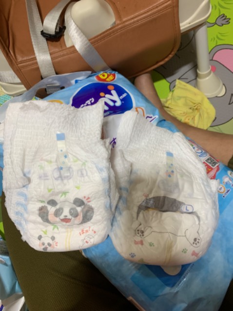 Giao hàng nhanh, so sánh với bỉm mua ở concung thì có sự khác biệt, bỉm concung có dập tên bỉm và nhà pp unicharm còn ở tiki thì k