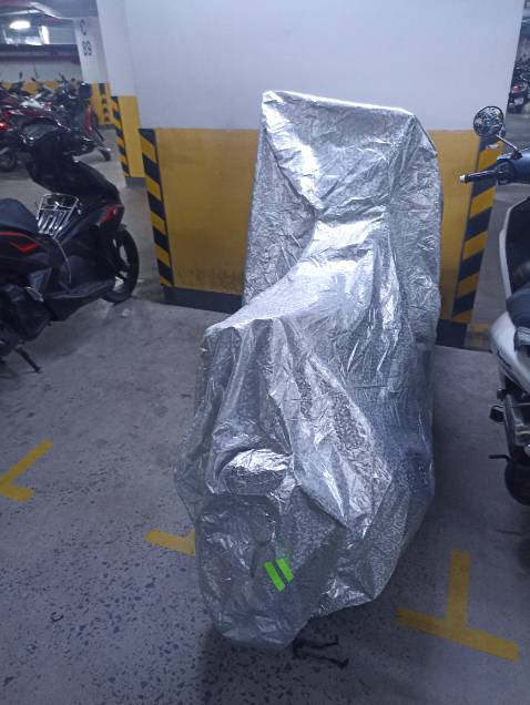 Sản phẩm rất chất lượng, lớp vải dù màu bạc bên ngoài, có một lớp vải mềm bên trong nữa, kích thước trùm kín đc xe tay ga của mình. Shop đóng gói cẩn thận, giao hàng nhanh chóng