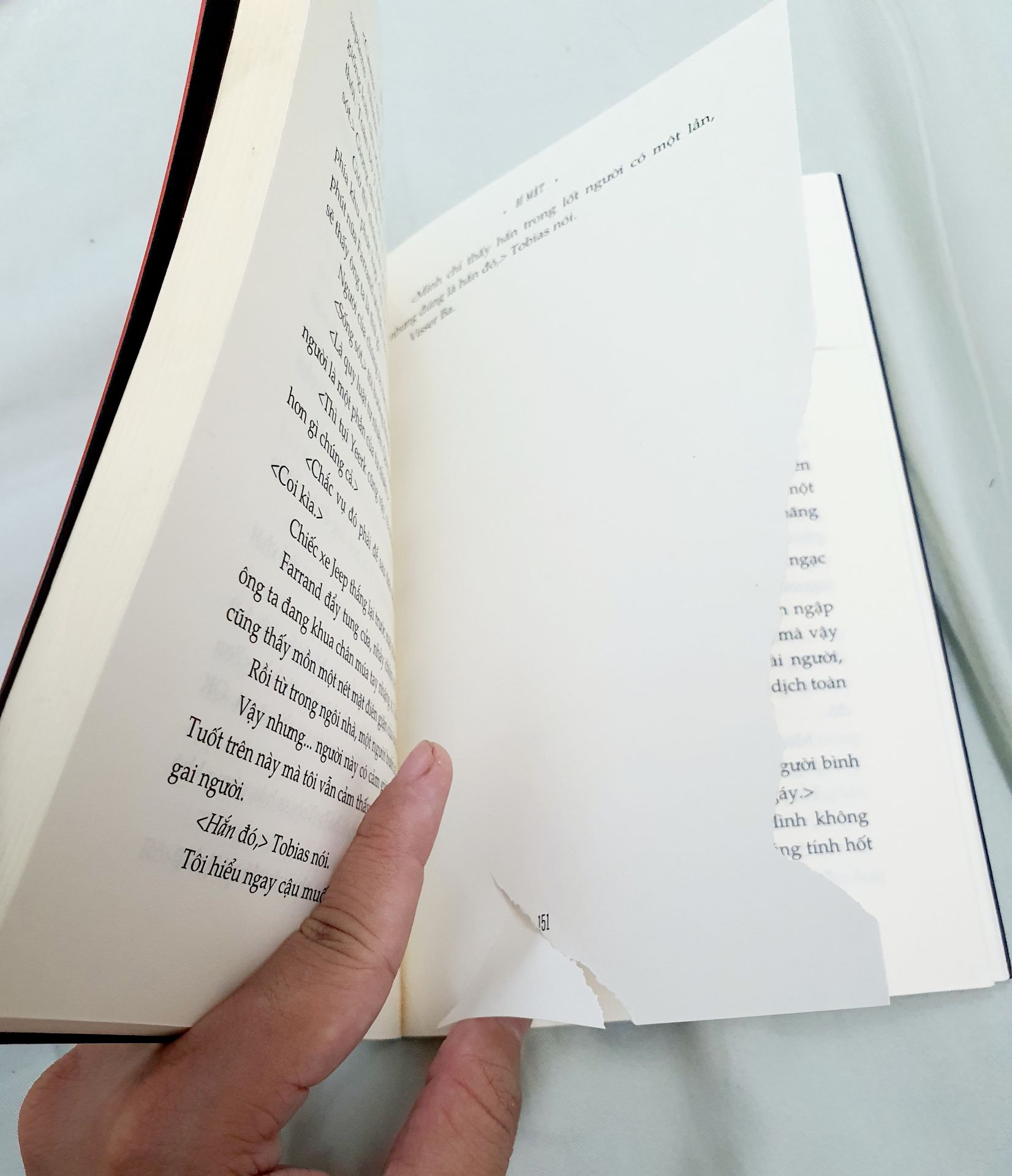 mình mới mua nguyên bộ 13 cuốn Animorphs - Người hóa thú tại Tiki, hàng giao nhanh, mọi thứ ổn. Nhưng cuốn số 9 bị rách trang 151 như hình, tiki đổi cho mình cuốn khác được không?