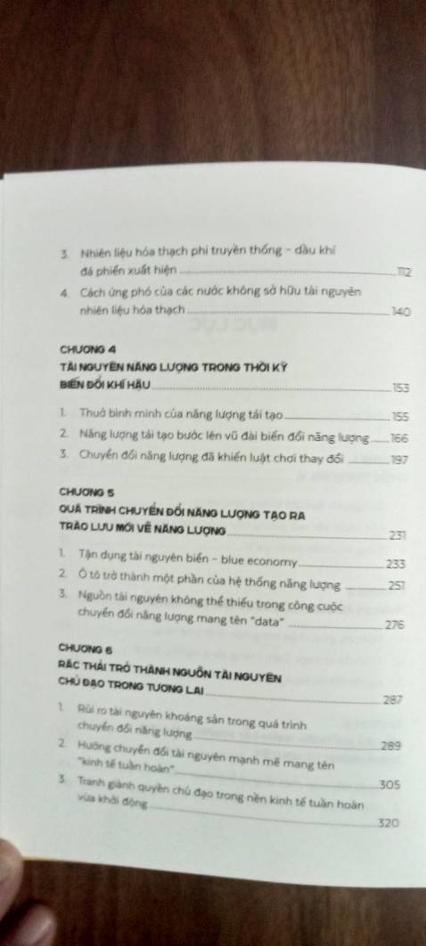 Nhiều nhà nghiên cứu đã tiếp cận lịch sử nhân loại bằng các cuộc chiến tranh. Nhưng đến Hikaru Hiranuma thì ông có cách tiếp cận cuộc chiến tranh này với biểu hiện là "tranh đoạt tài nguyên". Vấn đề trên cho chúng ta một góc nhìn căn cơ về các xung đột từng diễn ra trong lịch sử nhân loại.Từ trang đầu đến trang 359 sẽ luôn là câu trả lời lý thú xoay quanh chủ đề chính của cuốn sách!