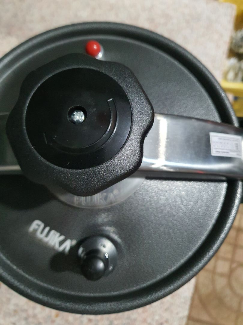 nắp móp 1mm, quai bể 1 miếng nhỏ khoảng 3mm. tình trạng khoảng 97%. tuy đóng gói rất kỹ nhưng không hiểu sao lại bị như vậy. nhưng nói chung hàng đúng tầm giá