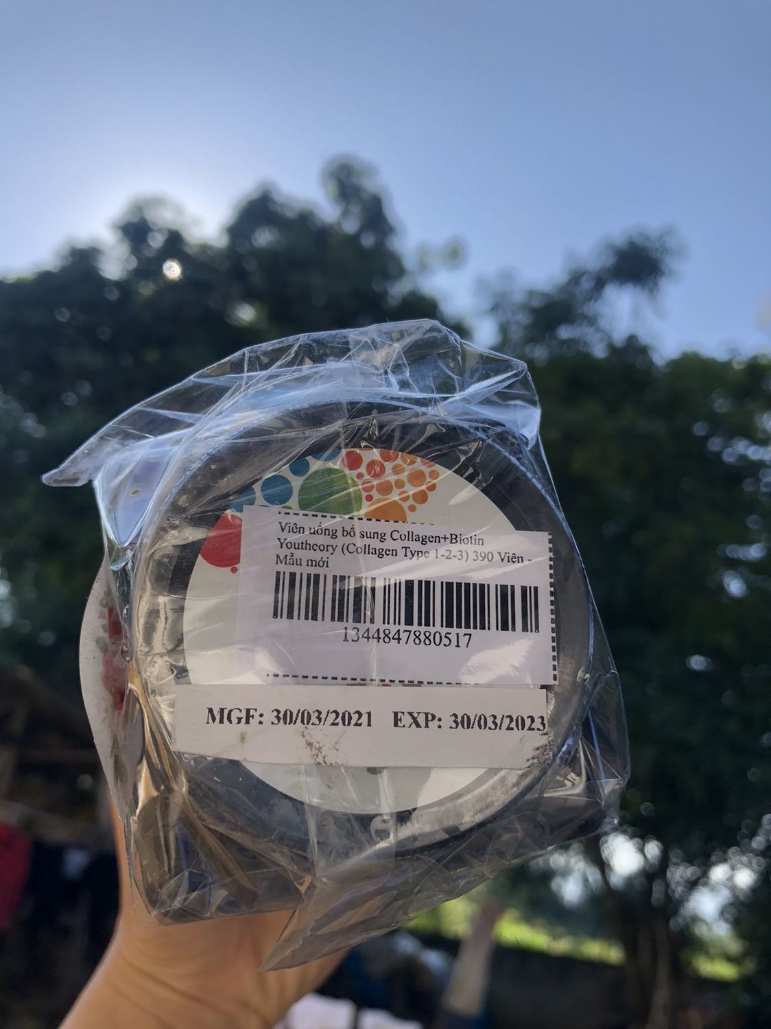 Giao hàng nhanh, shop đóng gói cẩn thận với thiệp cảm ơn chân thành.
Về thuốc viên khá to, hơi mùi, hy vọng uống có kết quả tốt