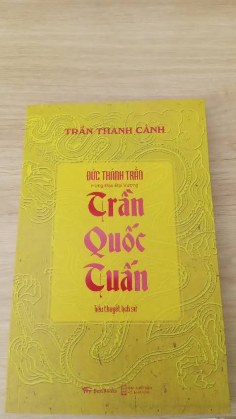 Giao hàng nhanh, sách đc đóng gói kỹ. Nội dung cũng khá thú vị và lôi cuốn, đọc xong trang này là muốn lật sang trang khác liền. Bản thân mình là một người yêu thích lịch sử nên quyển sách 200 mấy trang thật sự ko nhằm nhò gì vs mình hết á. Đọc hết cuốn sách cộng thêm thời gian suy ngẫm, tưởng tượng chắc 2 ngày là xong rùi (^^*)