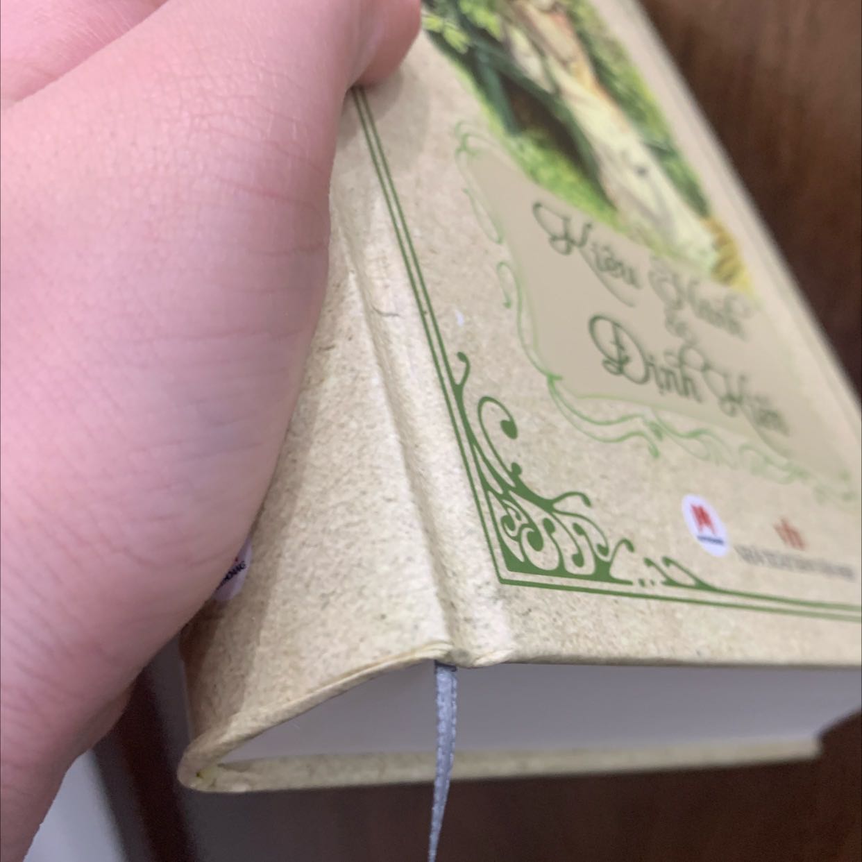 bìa sách hơi bị móp méo , mong tiki khắc phục khi đóng đơn