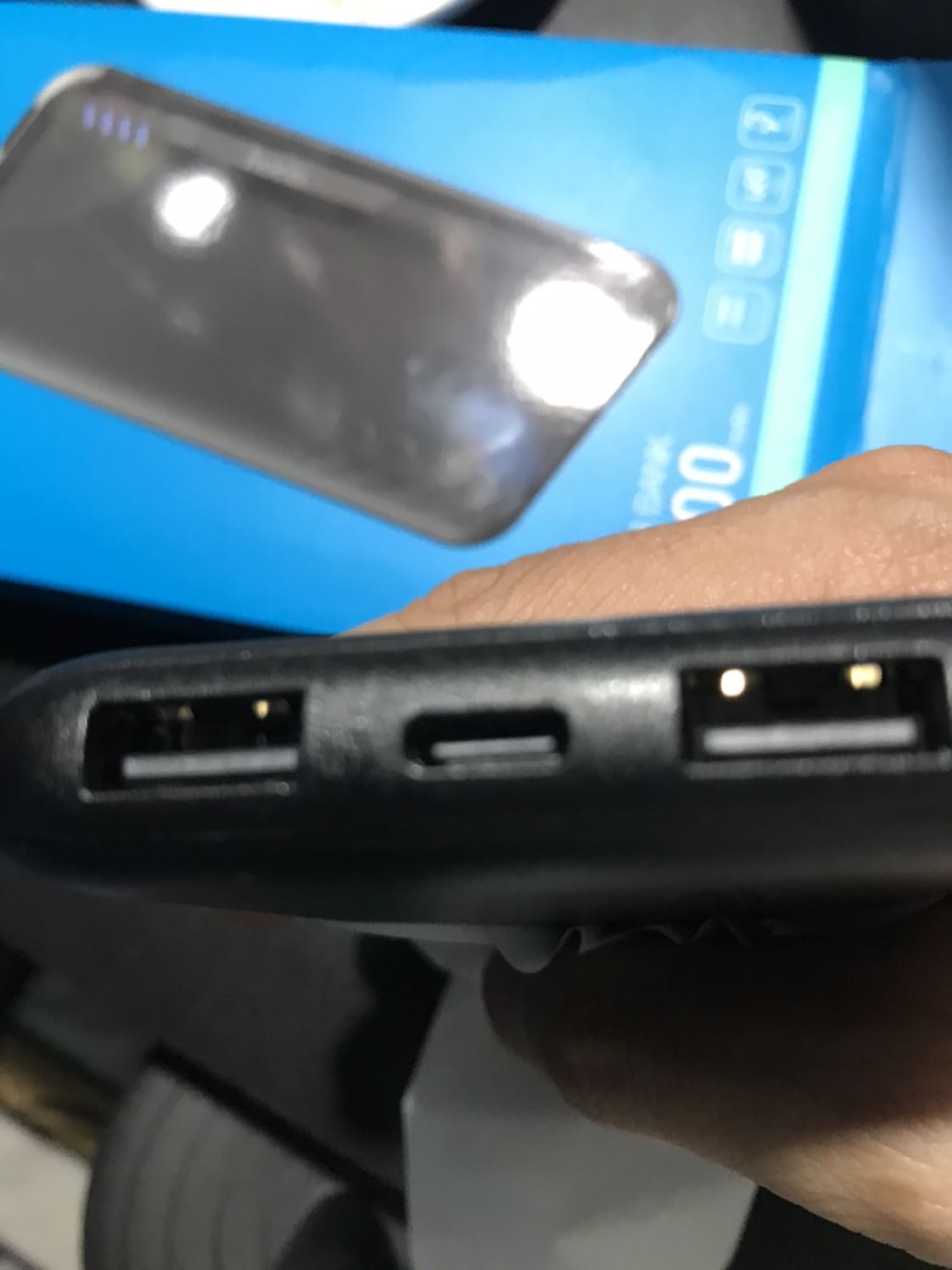 Dây sạc 1 kiểu, đầu lỗ sạc trên cục pin dự phòng 1 kiểu. Phải làm sao đây? Phải bỏ thêm tiền để mua dây sạc.
Đặt màu trắng thì phải, mà giao màu đen.