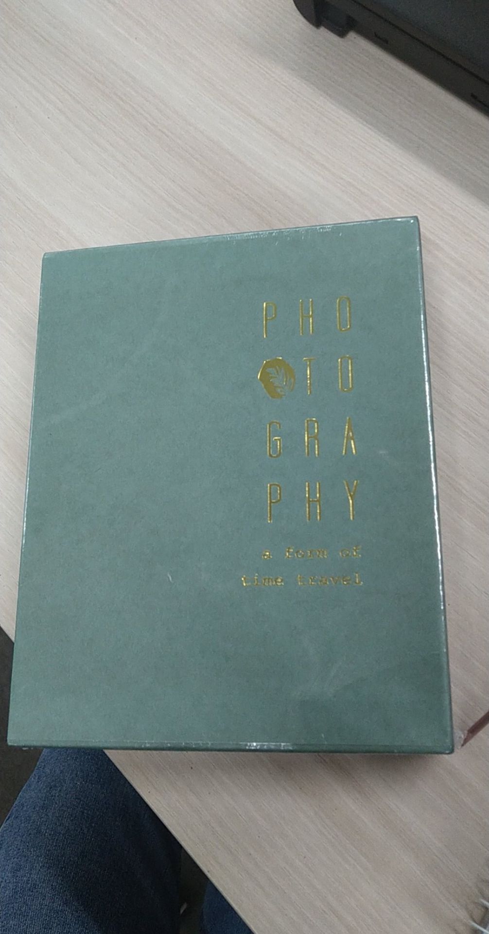 gói hàng cẩn thận. bìa cứng cáp, phù hợp với túi tiền. mọi người để ý size ảnh nhé, vì ảnh nhà mình lớn hơn 1 xíu nên nhiều tấm ko nhét vô được cũng hơi tiếc.