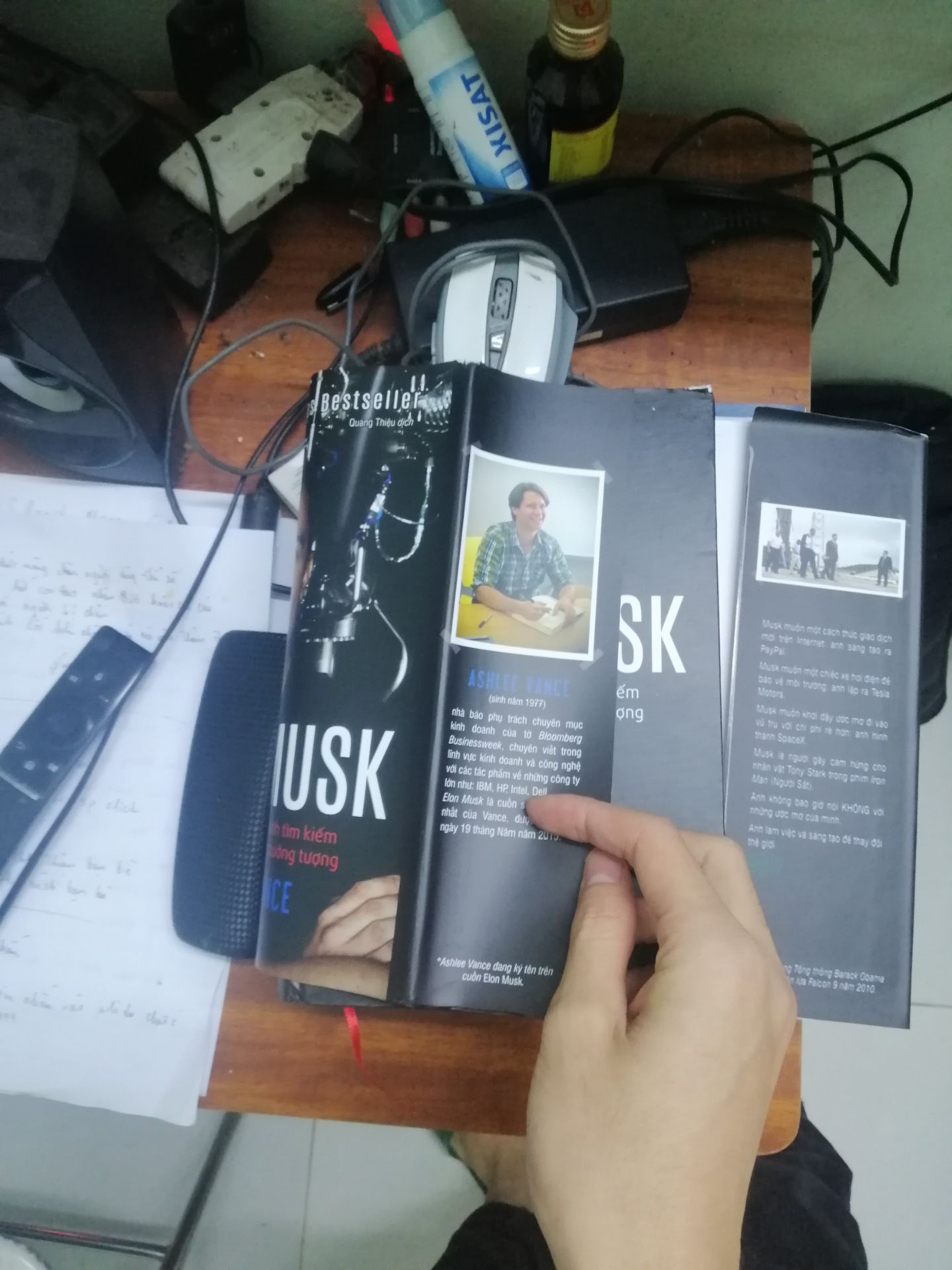 Nhận hàng xg chán thật sự chưa đọc nội dung nhưng nhìn riêng về khoản bìa đã không chấp nhận dc rồi