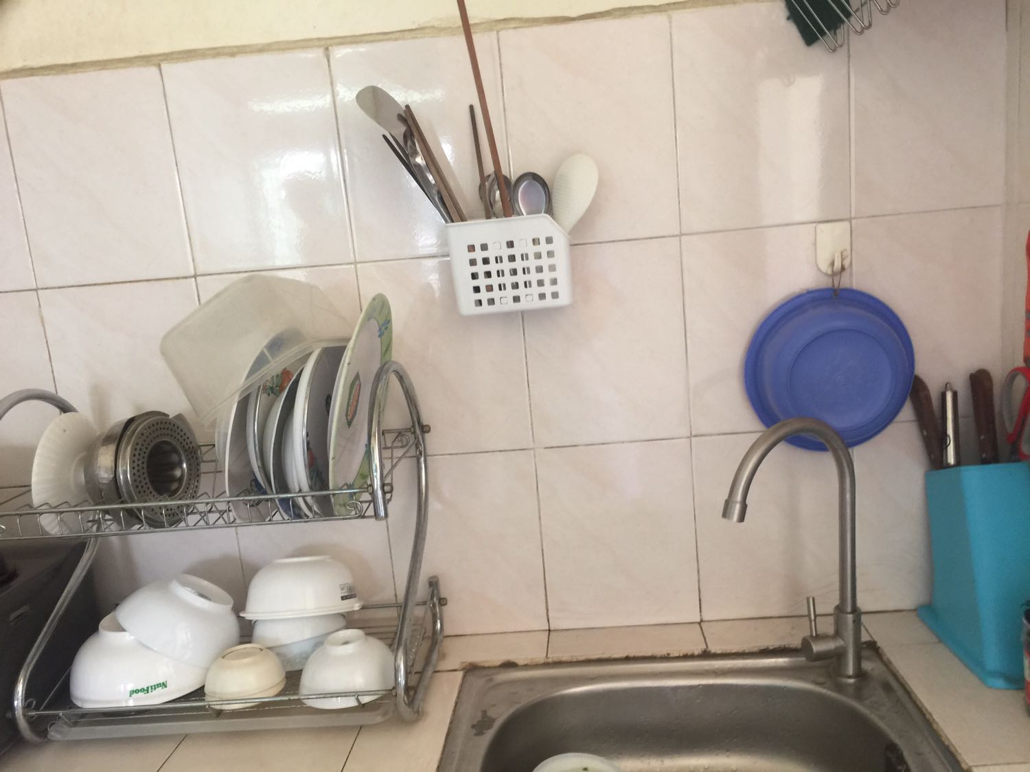 Ống đựng nhỏ gọn, xinh xắn, miếng hít chắc, phù hợp cho gia đình nhỏ 4 người.