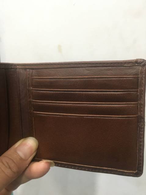 Ví nhìn rất xịn sò. Có hộp đựng thanh lịch. có the Bảo hành 12 tháng nữa. Đóng gói rất cẩn thận. Màu như hình TKs Shop mình cho 5s