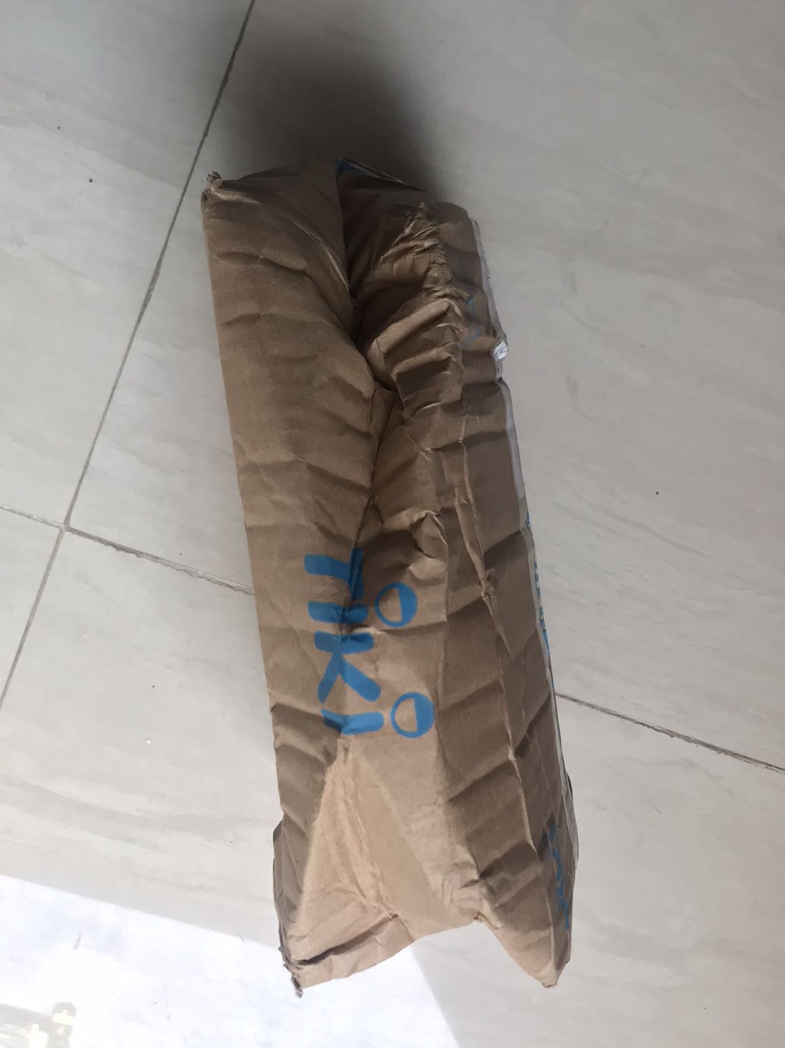 Chất lượng sách của Tiki luôn làm mình hài lòng. Nhưng thời gian gần mình nhận hàng với tình trạng hộp bị móp méo nhiều khi rách cả hộp. Mình nghĩ một phần do đơn vị giao hàng không cẩn thận, một phần do Tiki đóng gói không kỹ lưỡng như trước. Trước đây bỏ sách vào hộp, nếu k vừa sẽ được chèn thêm xốp rất chắc chắn, bây giờ thì không được như vậy nữa, hàng xếp nhiều dẫn đến tình trạng móp méo. 
Hy vọng Tiki sẽ đảm bảo chất lượng đóng gói như trước.