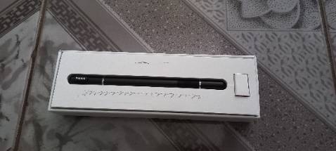 - Giao hàng nhanh, đóng gói cẩn thận, có kèm giấy hướng dẫn sử dụng và bảo hành. 
- Cảm ứng khá mượt, không gây xước màn hình, tcó kèm theo ngòi cảm ứng dự phòng, tuy nhiên khi sử dụng có tạo tiếng "cách" nhỏ nên các bạn nhớ lưu ý.
- Nét viết màu đen mảnh, đẹp, tuy nhiên trong hộp không kèm theo ngòi viết dự phòng.

Tổng kết: Rất hài lòng. 9/10.