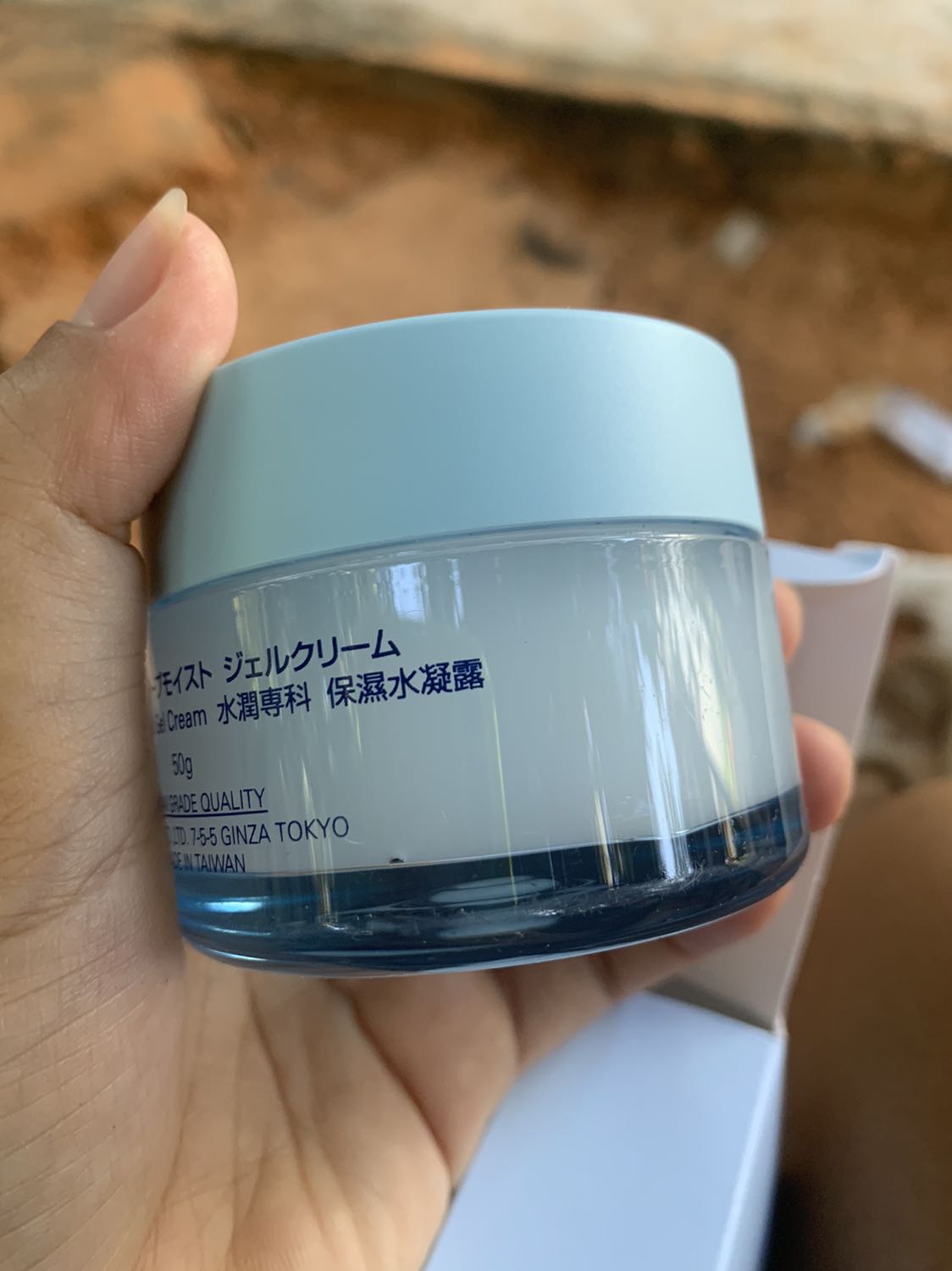 Cách đóng gói cực kỳ tệ, ko hề có miếng sốp hay giấy gói hàng bên trong để chống sốc. Hộp mặt nạ chẳng có tem niêm phong và có dấu hộp đã mở sẵn móp méo, lấy ra thì còn vết trầy rất nhiều giống như hàng đã qua tay rất nhiều người, tin tưởng đặt hàng tại tiki nhưng nhận hàng cực kỳ thất vọng