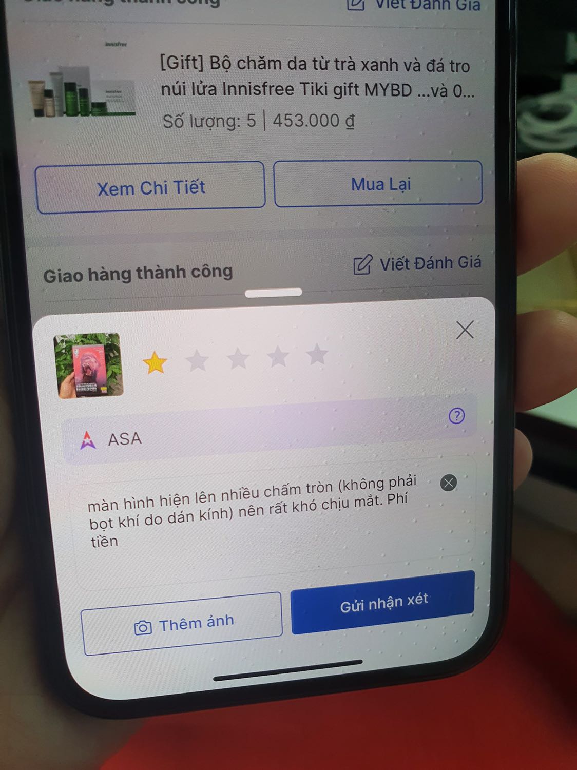 màn hình hiện lên nhiều chấm tròn (không phải bọt khí do dán kính) nên rất khó chịu mắt. Phí tiền.