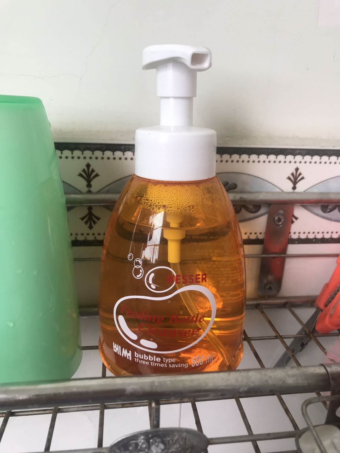 Nước rửa xịt ra dạng bọt, rửa dịu nhẹ, mùi cam nhẹ luôn. Tráng mấy nước rồi tráng nước nóng hoặc luộc lại chứ nếu rửa qua qua vẫn còn mùi nước rửa. Rửa xong mình cứ ngửi cho chắc hihi