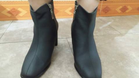 Mình mua cho mẹ mình mà da rất đẹp dáng không già quá k trẻ con. Da sịn lắm đi chắc chắn. Đế êm lắm nha đáng đồng tiền nha chứ mua mấy đôi bốt rẻ nhanh hỏng lắm ❤️❤️❤️