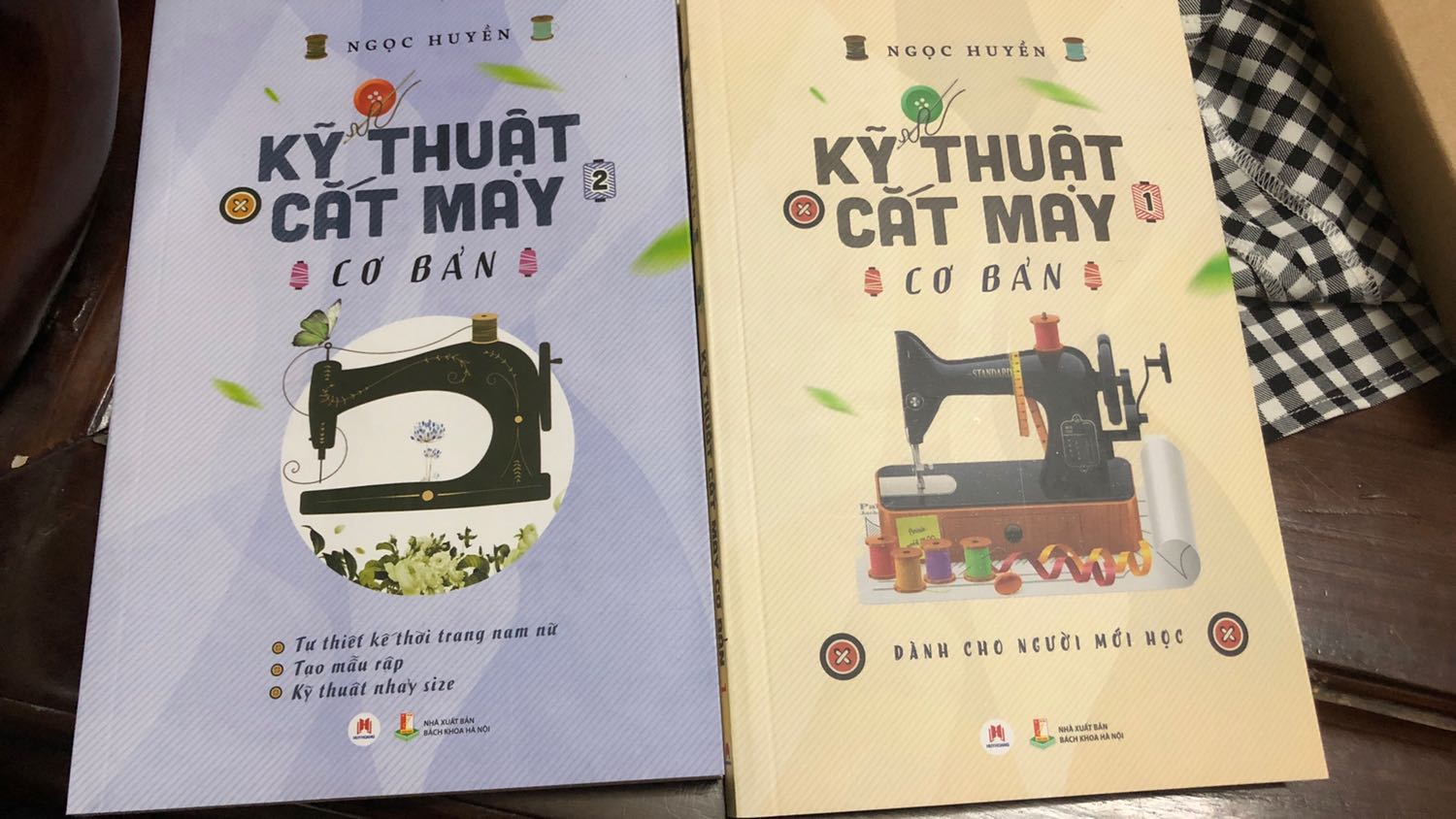 Bìa sách đẹp, tuy nhiên mới đọc vài trang đầu đã thấy giấy của sách bị thủng, có vết bẩn, khá thất vọng