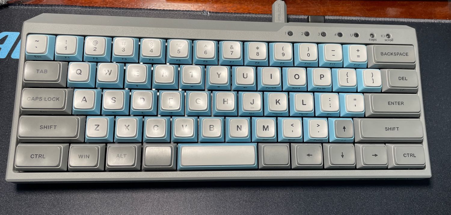 Kết nối mượt.
Profile bàn phím hơi dị, cần thời gian làm quen.
Cảm giác typing nhạ nhàng, không ồn, làm ở văn phòng ok.