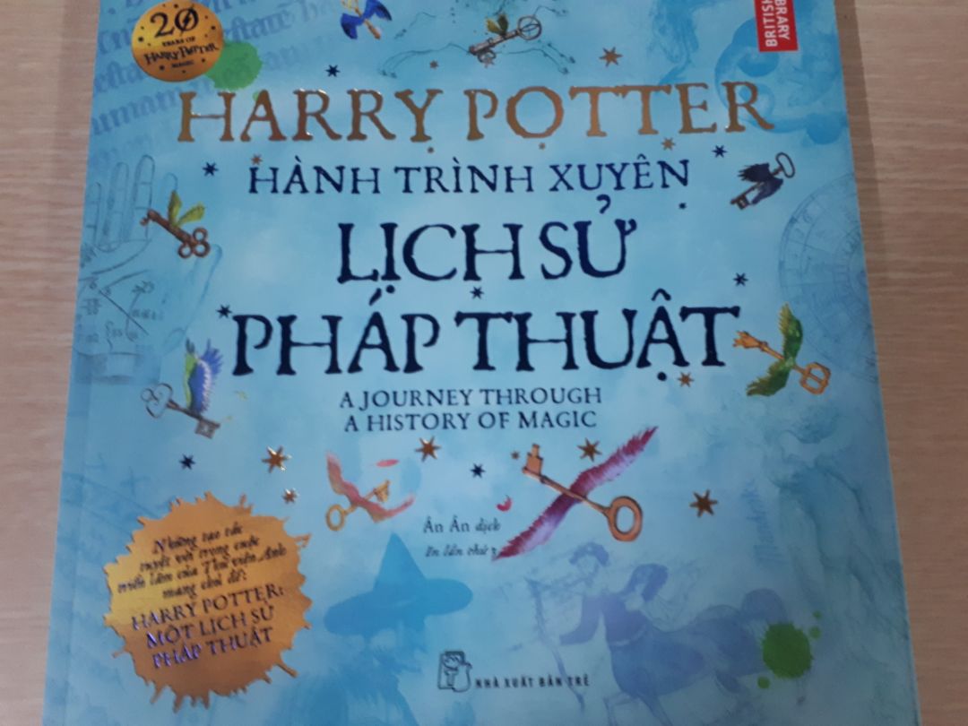 Nội dung sách kỉ niệm 20 năm này của Harry Potter thì hay khỏi bàn nha, mình mua hơi muộn so vs các Potterheads khác. Shop đóng gói cẩn thận và chu đáo lắm í, ship cx nhanh nx. Sẽ ủng hộ shop trong tương lai