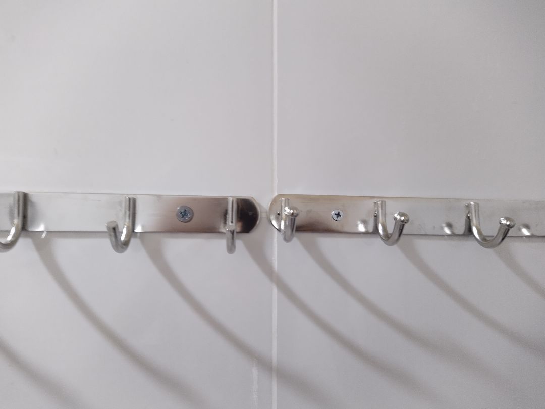 đầu móc treo không được xử lý bo tròn như các loại móc treo khác, dễ gây rách quần áo nếu không chú ý. đầu móc treo không được xử lý bo tròn như các loại móc treo khác, dễ gây rách quần áo nếu không chú ý.