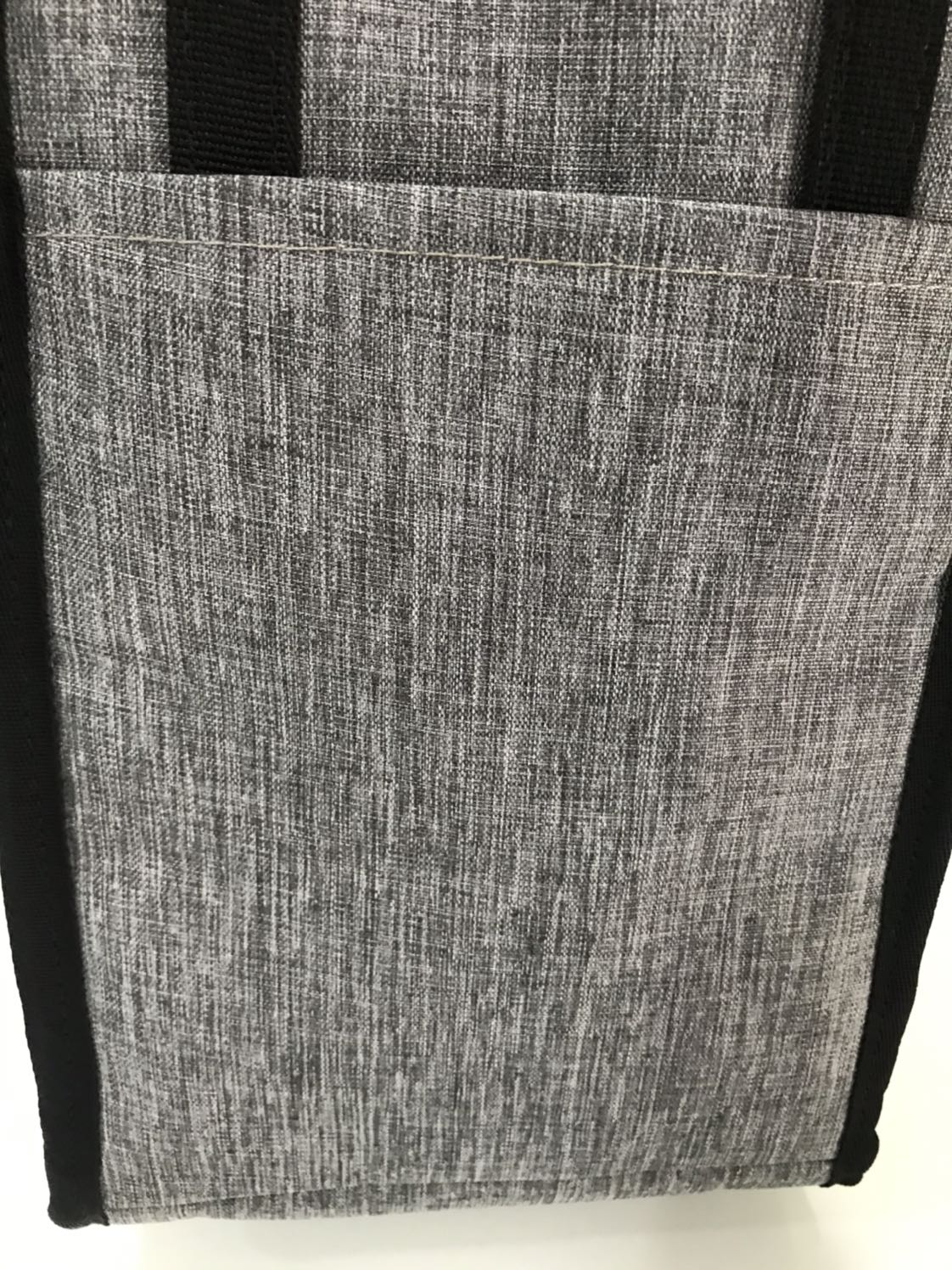 Túi đẹp tuyệt vời . Đựng vừa cặp lồng 4 ngăn của thái lan ,vải chống nước ,chống hôi , mình đã mua 3 sp kích cỡ khác nhau của hãng . Dòng túi đựng đồ vp tốt nhất VN 👍