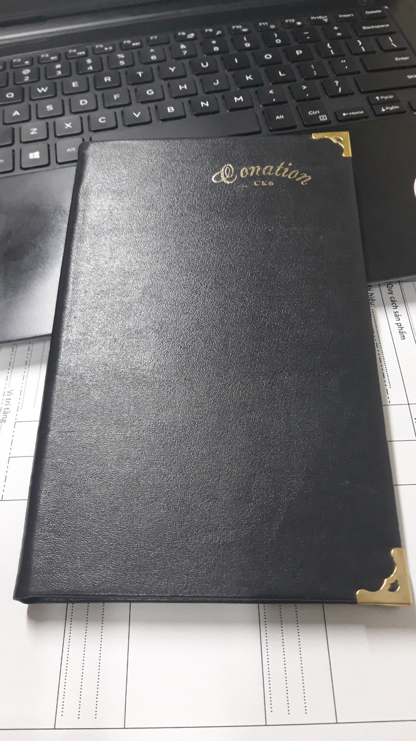 Số không thực sự đẹp lắm. Ô kẻ hơi dày.
Mình mua cho nhân viên đi đo cửa ghi chép nên cũng ổn.
Sổ dày, đóc góc mặt trước, giấy trắng, chất giấy viết bút bi thì ổn chứ viết bút nước hay bút mực thì khả năng là nhòe sang trang sau.