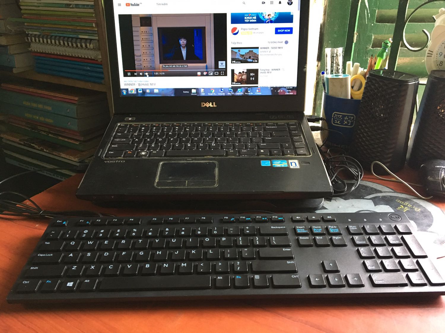 Mình mua được hơn 1 tháng rồi bây giờ mới review.
Cảm giác xài rất thích, giống với chuột cũ Dell mình từng dùng nhưng kích thước có nhỏ hơn một tí
Bên trong có đánh dấu ngày tháng mua để bảo hành nên rất yên tâm nếu có hư hỏng
Mình quan sát thấy giá sản phẩm k dao động nhiều nên nếu các bạn có ý định mua thì cứ mua đi.
Đóng gói cũng rất cẩn thận, thường tem dán không chắc chắn do bên tiki lột tem ra để ghi ngày tháng bảo hành bên trong chuột, chứ kp hàng giả đâu các bạn.
Có kèm theo pin chính hãng nữa
Nói chung là hài lòng. 
Mình mua cả bộ bàn phím và chuột không dây.