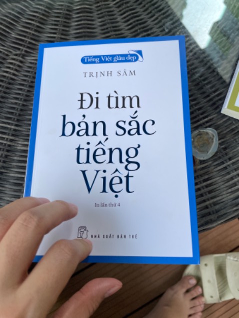 Giao hàng nhanh chóng, đóng gói cẩn thận, sách trong bộ “ Tiếng Việt giàu đẹp “ của NXB trẻ thì quá hay rồi. Dành cho bạn nào yêu thích tiếng việt, bạn yêu viết lách , có kiến thức nền tảng về văn hóa Việt & ngôn ngữ học