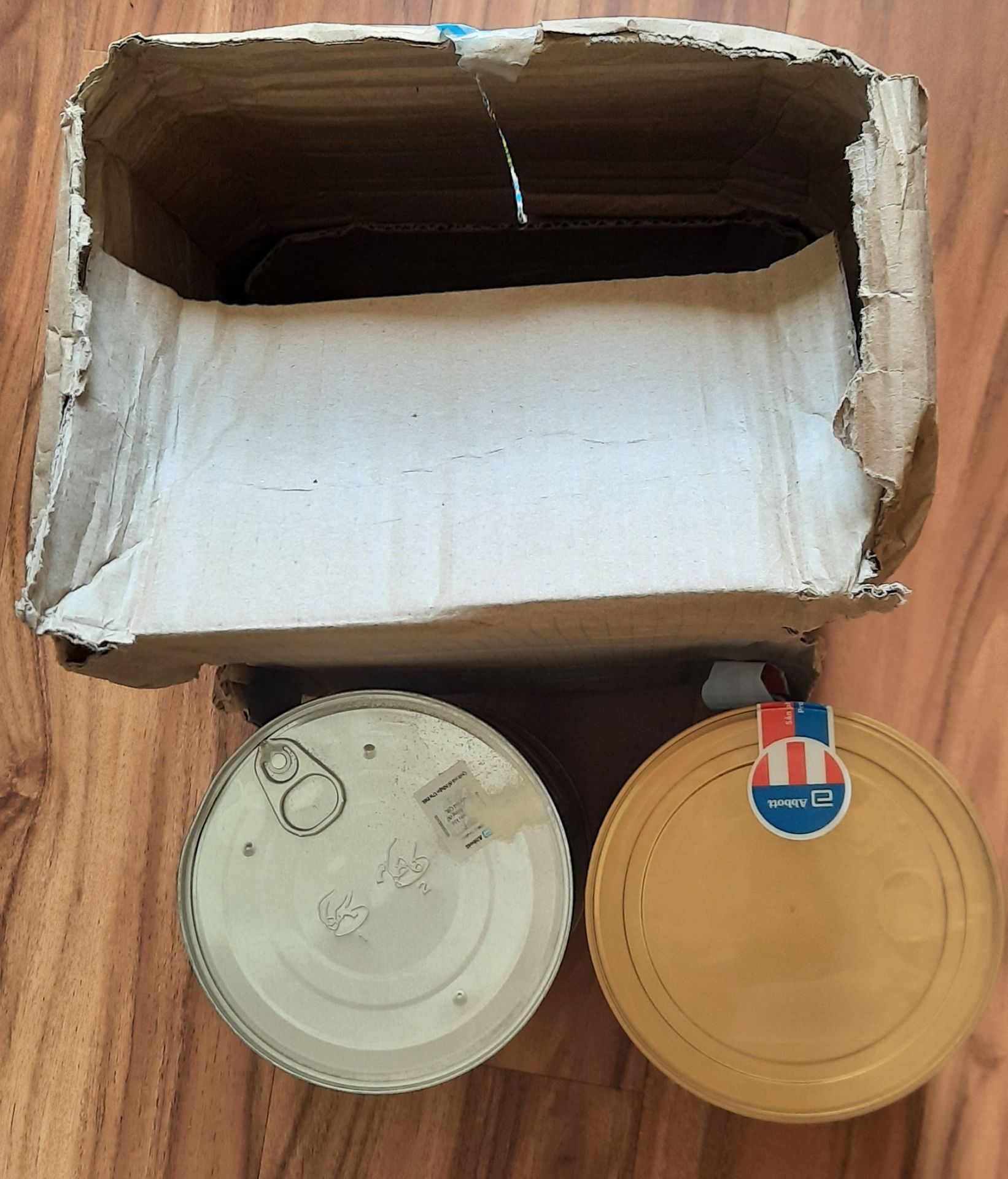 sản phẩm sữa, ở ngoài đề hàng dễ vỡ nhưng đóng gói chỉ với 1 thùng giấy mỏng. Đặt 2 hộp, anh nhân viên gh đồng ý cho xem hàng nhưng mình chỉ mở xem bên ngoài 1 hộp. Về nhà mở ra coi kỹ thấy 1 hộp bị móp -đã bung 1 phần nắp thiếc. Đề nghị lần sau đóng gói kỹ những sp như thế này!