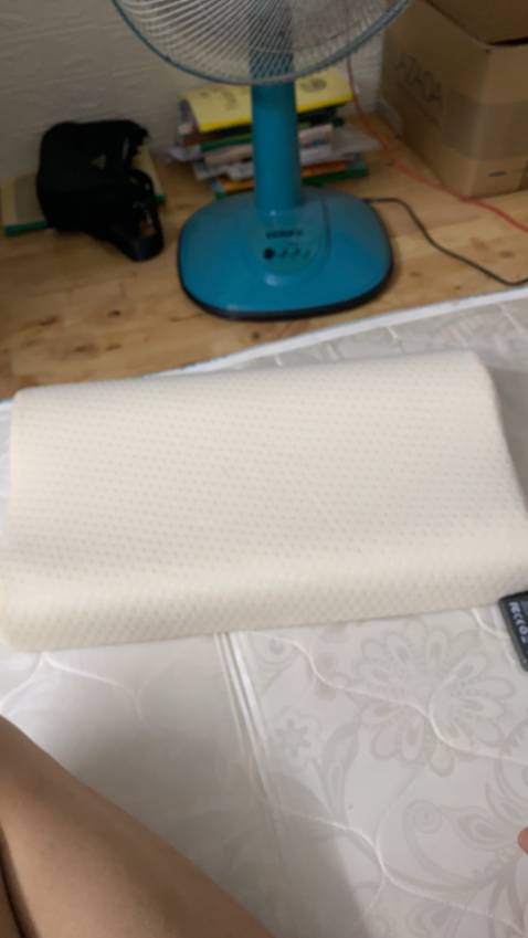 Rất êm ái, rất mềm nhẹ, xốp, độ lún vừa phải, nên nâng đỡ phần gáy ổn, thả đầu ra là căng mất 2 giây thôi, nhanh chóng, và đàn hồi cao. Hơi tiếc chút là màu xanh và hồng đẹp quá, lần này màu nhạt hơn nên đẹp hơn lần trước, mà trót đặt màu trắng, nó dễ bị bẩn khi dùng lâu. 
À quên nhắc moi người không nên giặt lõi gối nhé, chỉ giặt vỏ gối thôi, vì cao su không thấm nước, nên là giặt dễ bị hỏng máy giặt và hỏng gối luôn. Cái lần trước mình đặt thì đã dùng đc mấy tháng rồi mà không có tí mùi nào hết, không bị hôi như mấy loại gối bông ép. Mở cửa phòng không có mùi gì nên rất thích, nói chung với giá thành này mà chất lượng vầy là tuyệt hảo đó các cụ các mợ ạ!! Nên mua, đáng tiền. cho 5 sao