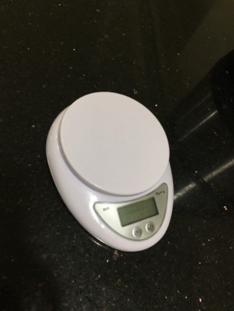 Cân gọn nhẹ, có điều hốc đê pin không vừa khít mà bị trồi ra, hên là không bị cấn do cân k nằm sát đất